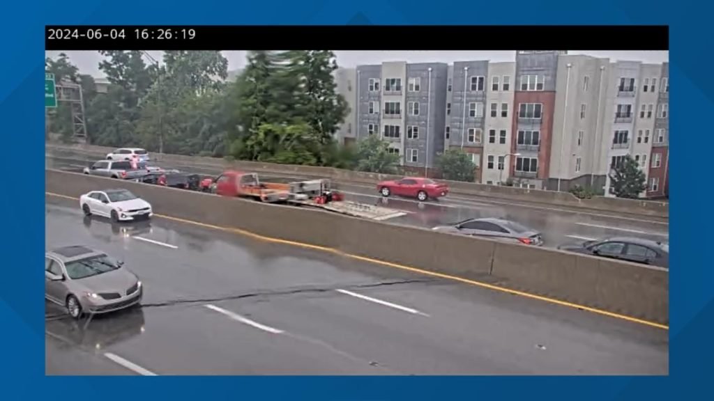 Crash involving 6 vehicles shuts down lanes of I-65 in Louisville | whas11.com - WHAS11.com